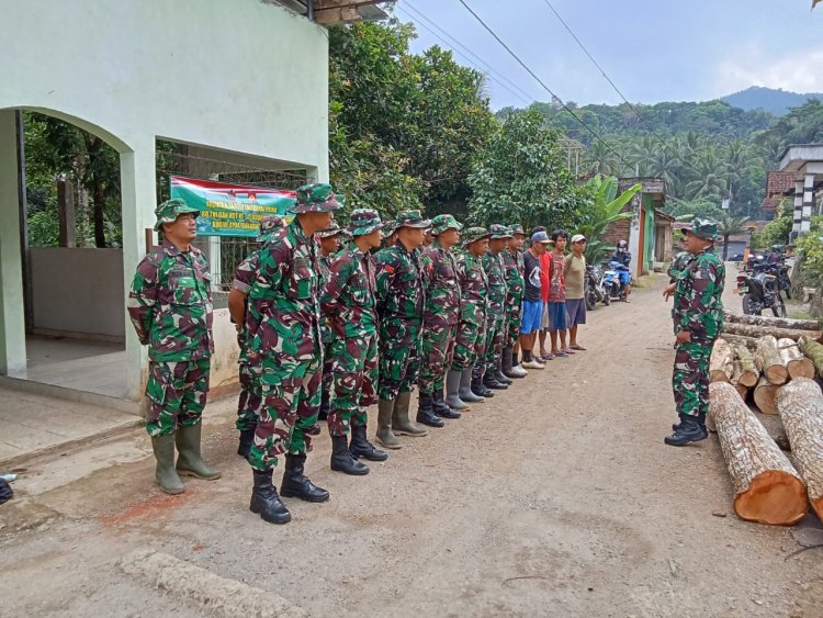 TNI dan Warga Gotong Royong Perbaiki Sekolah TPQ di Pagedongan