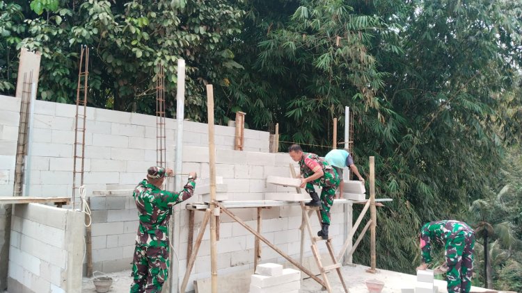 Babinsa Koramil Banjarmangu Bantu Warga Bangun RTLH