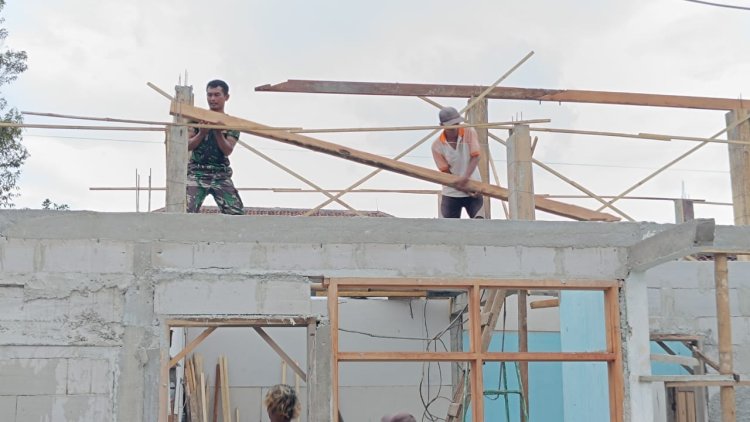 Gotong Royong TNI dan Warga Wujudkan Rumah Layak untuk Suratman