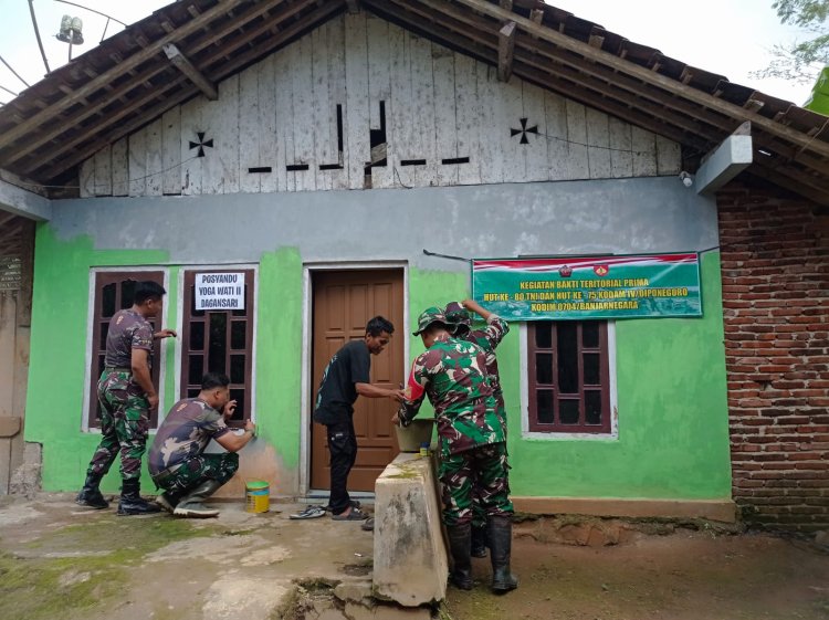 TNI dan Warga Perbaiki Posyandu Wujud Kepedulian pada Kesehatan Ibu dan Anak