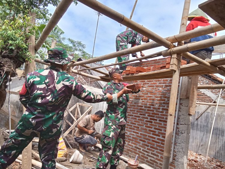 Babinsa Koramil Banjarmangu Bantu Warga Bangun RTLH