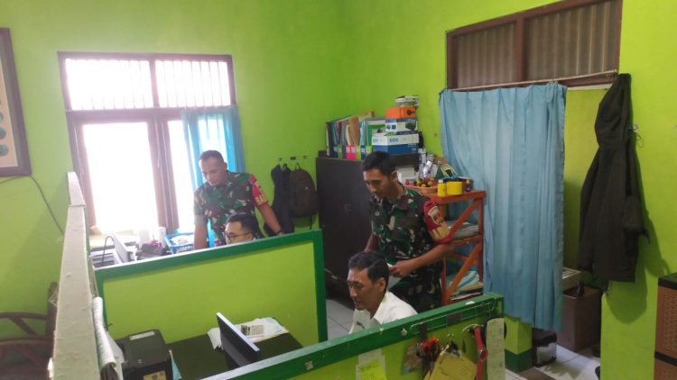 Babinsa Koramil 04 Karangkobar Komsos Dengan Petugas Perhutani Tentang Kelestarian Hutan