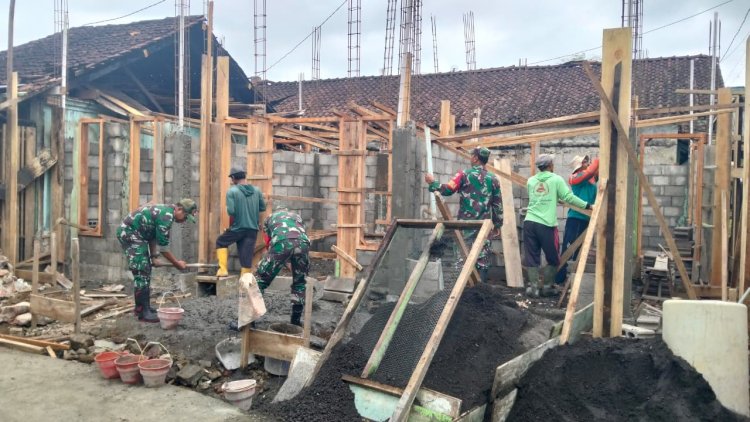 Dukung Program Unggulan Kasad Koramil 16 Pejawaran Melaksanakan Kerja Bakti Pembangunan Rumah Tidak Layak Huni