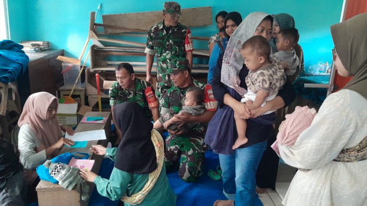 Babinsa Bantu Nakes Pada Kegiatan Posyandu Balita