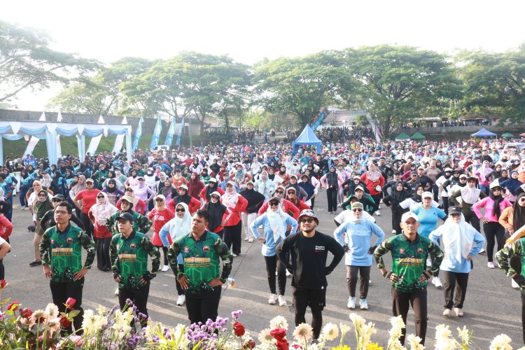 Kebersamaan TNI dan Rakyat Banjarnegara di Fun Bike HUT TNI