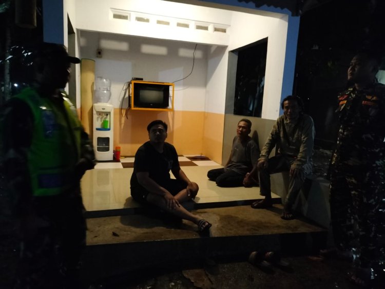 Patroli Bersama Babinsa Ramil 15 Rakit dan Organisasi Masyarakat Dalam  Rangka Menjaga Keamanan Wilayah