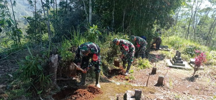 Danramil 06 Kalibening Membantu Petani Dalam Pemasangan Pipa Air