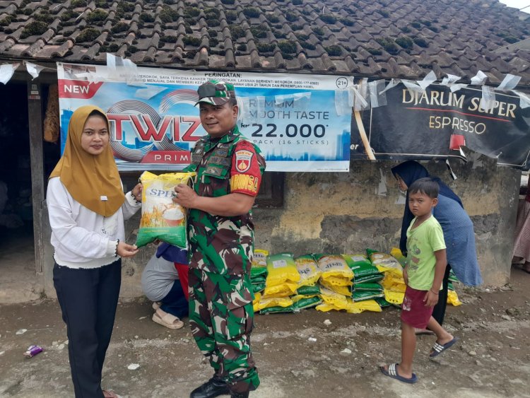 Babinsa Koramil 04 Karangkobar Salurkan Program Beras Murah untuk Warga Kecamatan Karangkobar