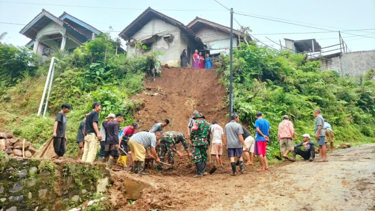 Koramil 11 Punggelan dan Masyarakat Bersihkan Material Tanah Longsor