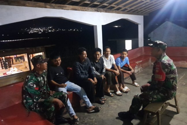 Wujud Nyata Kepedulian Dalam Menciptakan Keamanan Lingkungan Babinsa Koramil 17 Wanayasa melaksanakan Patroli Malam