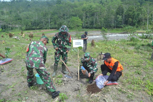 Penghijauan Anggota Koramil 18 Pagentan Tanam pohon keras bersama komunitas peduli alam
