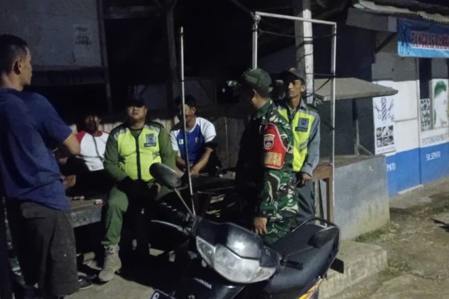 Melalui Patroli Malam, Babinsa Jajaran Kodim 0704 Banjarnegara dan Linmas Himbau Siskamling Kepada Masyarakat