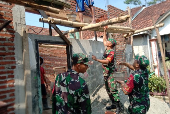 Babinsa Koramil 13 Banjarmangu Sengkuyung Bantu Warga Bangun RTLH