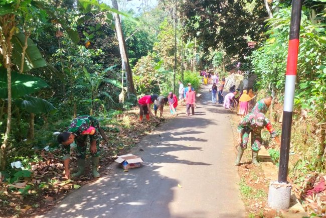 Koramil 11 Punggelan Bersama Perangkat Desa dan Masyarakat Lakukan Kerja Bakti untuk Persiapan Pembukaan TMMD
