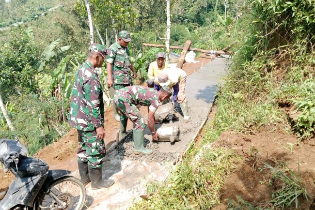 Babinsa Koramil 18 Pagentan Membantu Pembangunan Jalan Usaha Tani