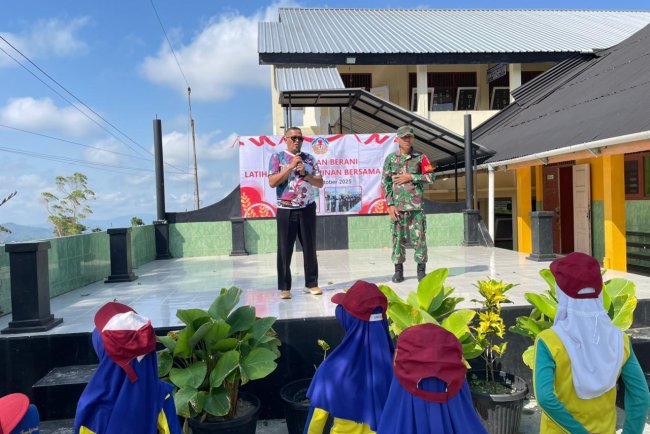 Tanamkan Cinta Tanah Air Sejak Dini Babinsa Pagentan Beri Wawasan Kebangsaan di SDN Tegaljeruk