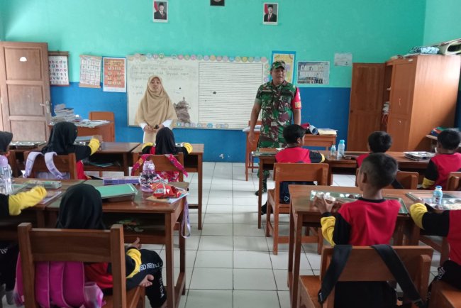 Babinsa Koramil 13 Banjarmangu Melaksanakan Pendampingan Program MBG