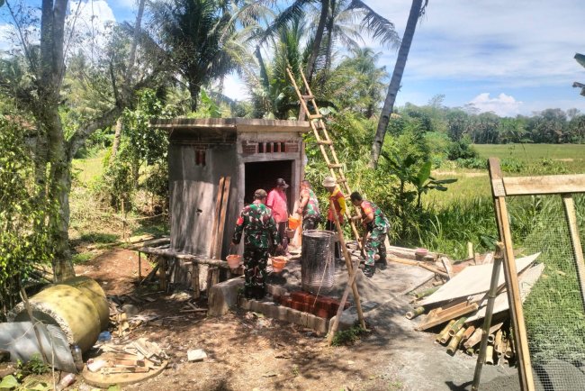 Babinsa Bantu Kelompok Tani Marsudi Tani 1 dalam Pembangunan Rumah Pompa Air