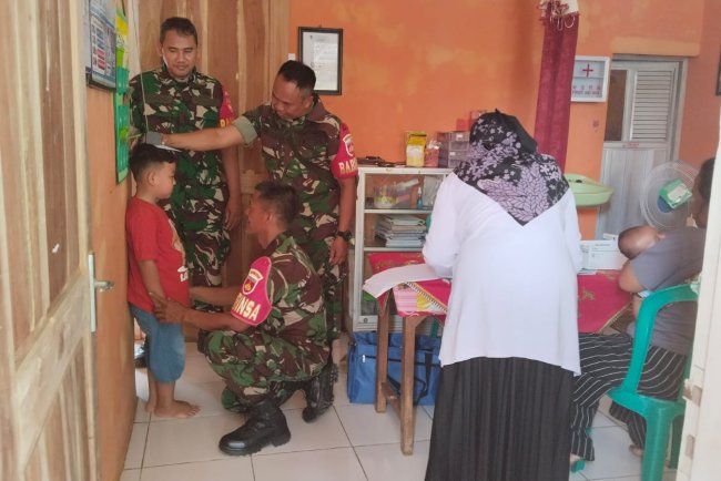 Babinsa Turut membantu Kegiatan Posyandu