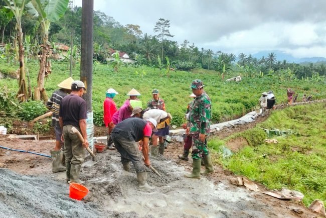 Gotong Royong Koramil Punggelan dan Warga Bangun Saluran Irigasi Sawah