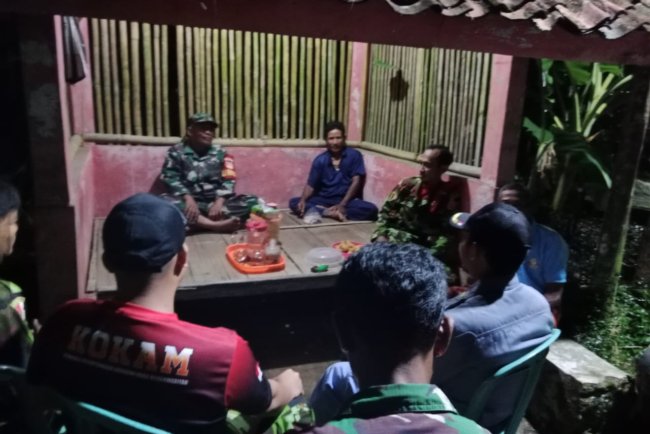 Patroli Gabungan Di Pos Kamling Desa Mertasari