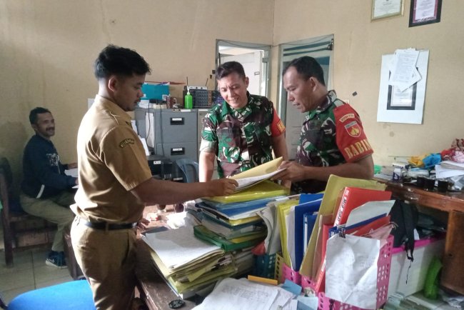 Babinsa Koramil 04 Karangkobar Melaksanakan Puldata Ter Di Desa Binaan