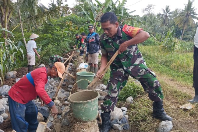TNI Manunggal dengan Rakyat  Serma Sagi Babinsa Koramil 10 Bawang Kerja Bakti Perbaiki Irigasi Pertanian
