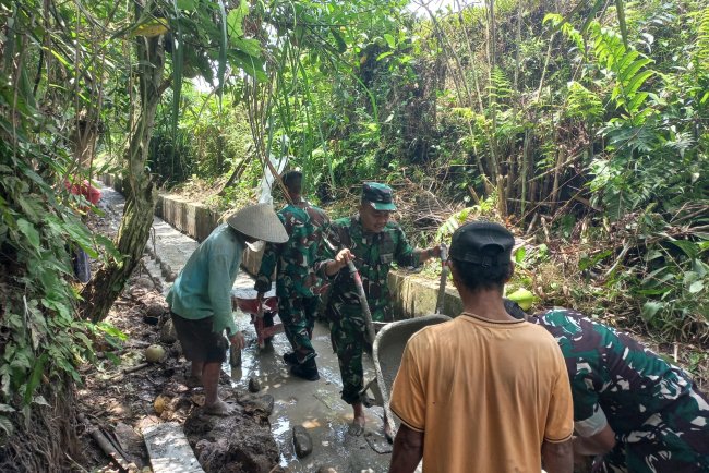 TNI dan Warga Gotong Royong Perbaiki Saluran Irigasi di Desa Adipasir