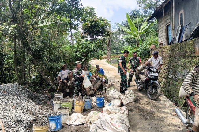 Babinsa Ikut Serta Dalam Pembangunan Jalan Usaha Tani