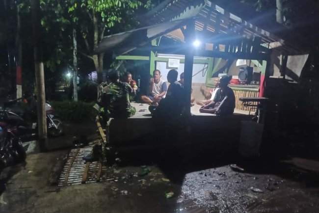 Melalui Patroli Malam Babinsa Himbau Siskamling Kepada Masyarakat