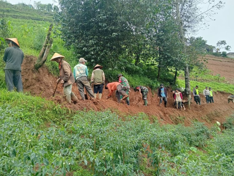 Koramil 16 Pejawaran Turun Langsung Kerja Bakti Pembuatan Jalan dalam Rangka Padat Karya Tunai
