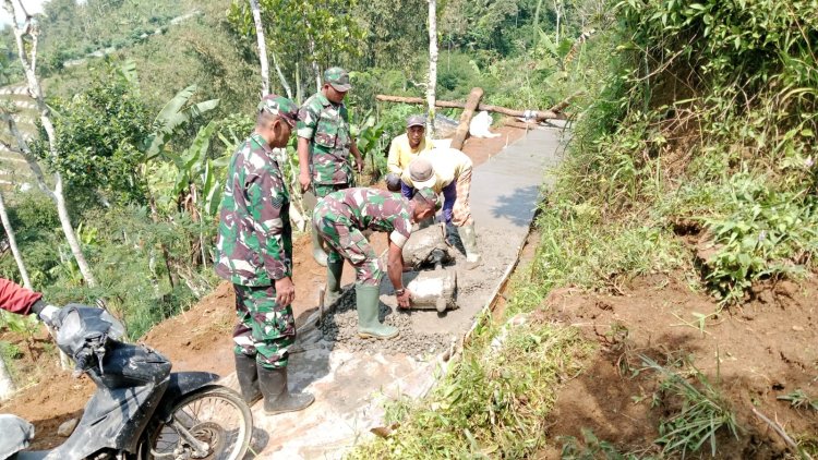 Babinsa Koramil 18 Pagentan Membantu Pembangunan Jalan Usaha Tani