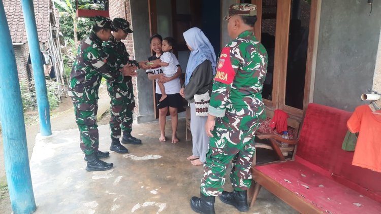 Koramil 03 Wanadadi Dampingi Kader Serahkan PMT kepada Penerima Manfaat