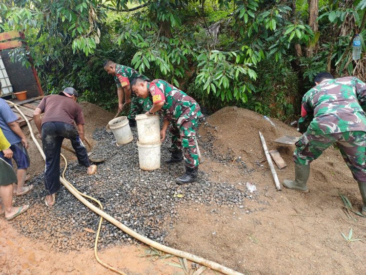 Anggota Koramil 08 Purwanegara Bangun Jalan Usaha Tani