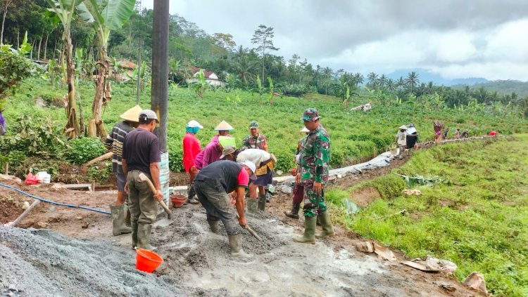 Gotong Royong Koramil Punggelan dan Warga Bangun Saluran Irigasi Sawah