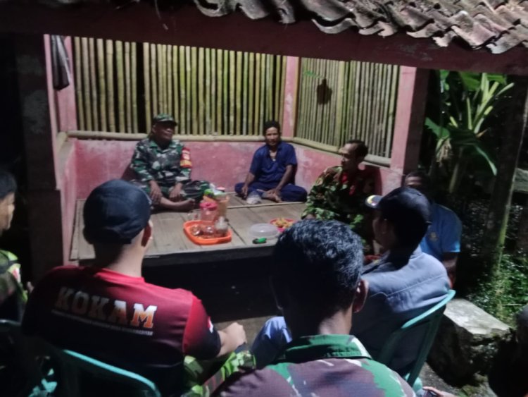 Patroli Gabungan Di Pos Kamling Desa Mertasari