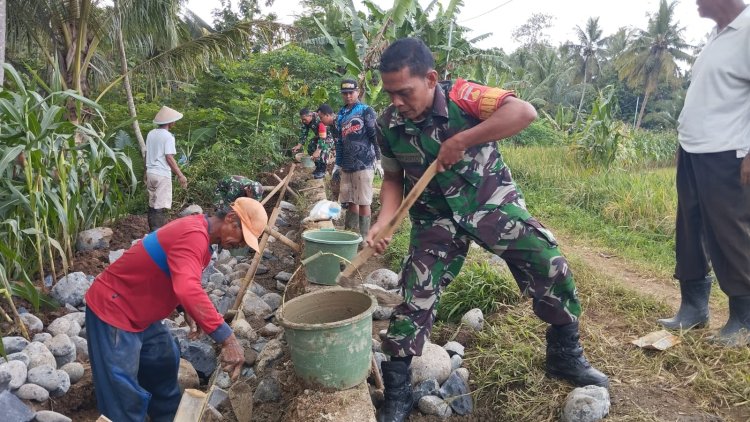 TNI Manunggal dengan Rakyat  Serma Sagi Babinsa Koramil 10 Bawang Kerja Bakti Perbaiki Irigasi Pertanian