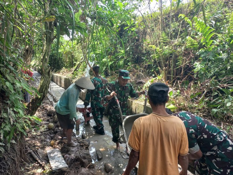 TNI dan Warga Gotong Royong Perbaiki Saluran Irigasi di Desa Adipasir