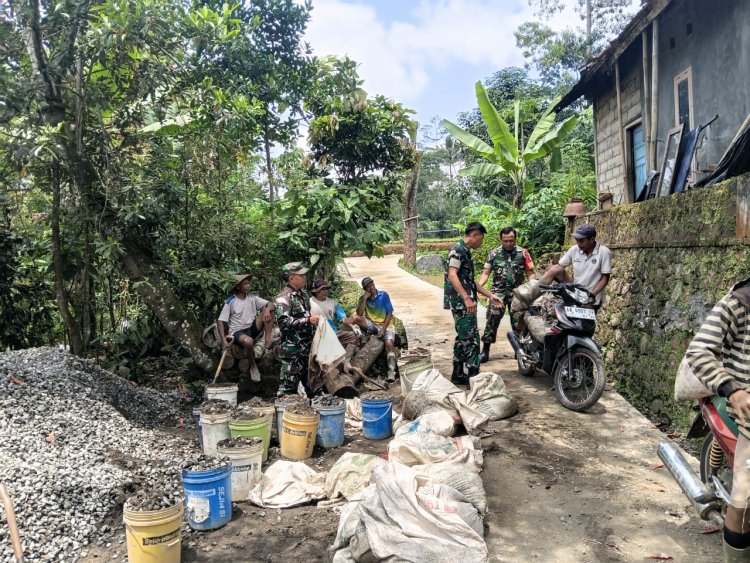 Babinsa Ikut Serta Dalam Pembangunan Jalan Usaha Tani