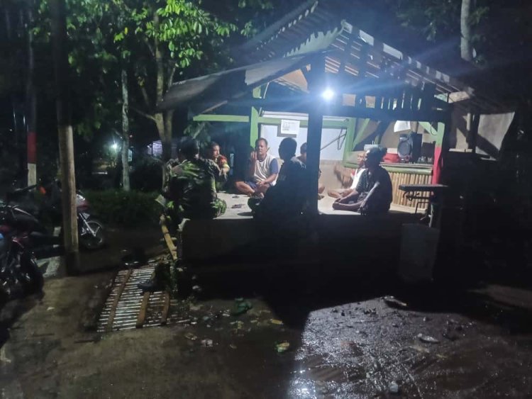 Melalui Patroli Malam Babinsa Himbau Siskamling Kepada Masyarakat