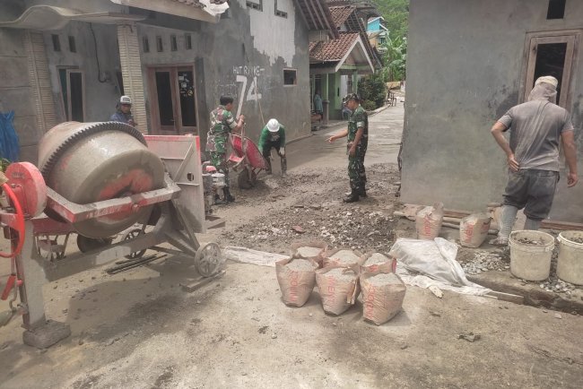 Sinergi TNI Bersama Rakyat, Danramil Beserta Babinsa Bantu warga Pengecoran Jalan Desa