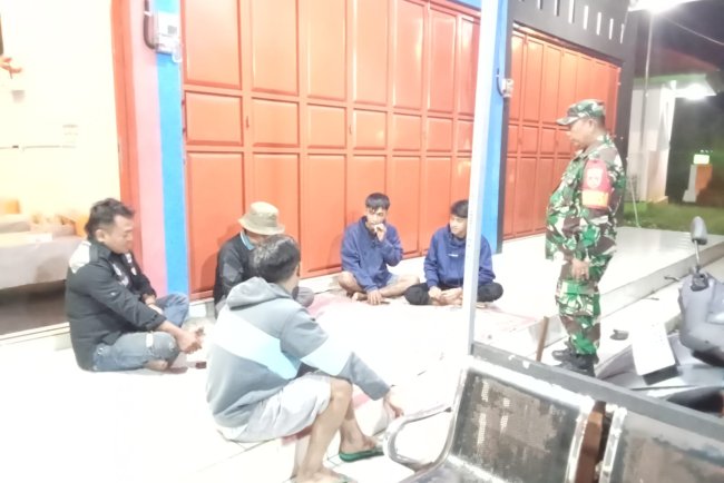 Patroli Malam Bersama Warga TNI Cegah Kriminalitas dan Kenakalan Remaja