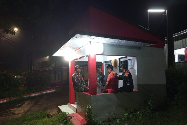 Keterlibatan Babinsa dalam kegiatan Patroli dan Pos Kamling wujud nyata kebersamaan dalam menjaga keamanan lingkungan