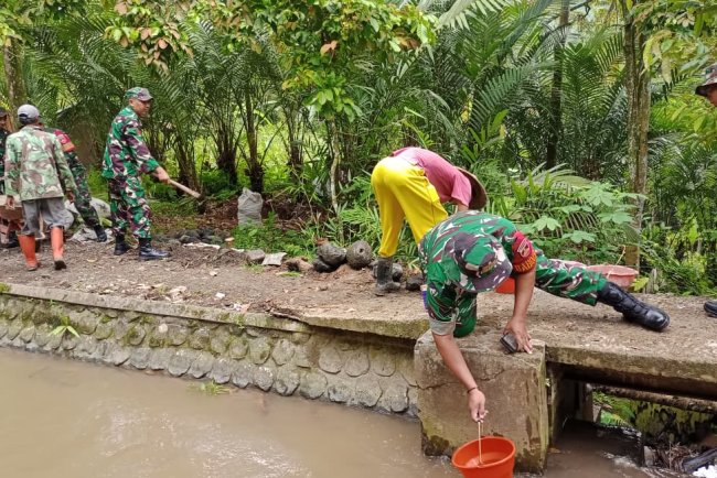 Babinsa Koramil Bersama Masyarakat Bangun Jalan Irigasi