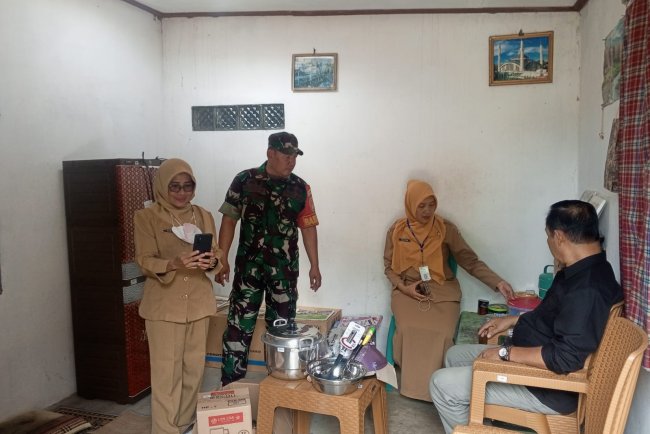 Babinsa Bersama Pemerintah Kelurahan Serahkan Bantuan Untuk Warga Dari Dinsos