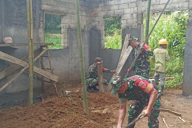Babinsa Koramil 16 Pejawaran Bantu Pembangunan Rumah Tidak Layak Huni