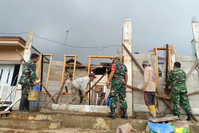 Anggota Koramil 18 Pagentan Membantu Warga Bangun Rtlh Di Desa Karekan