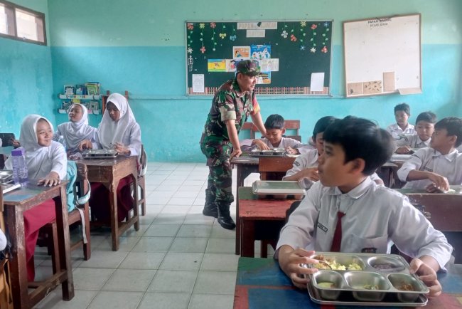 Babinsa Kawal Penyaluran Makan Bergizi Gratis Enam Dapur Mbg