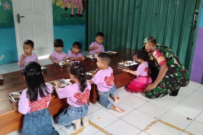 Babunsa Koramil 04 Karangkobar  Dampingi Pembagian Makan Bergizi Gratis di TK dan PAUD
