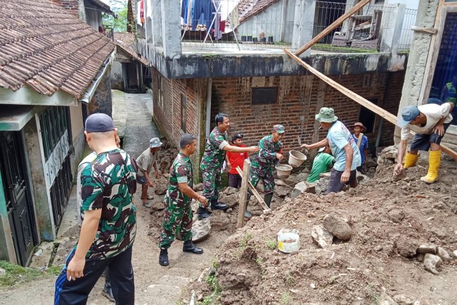 Babinsa Bersama Warga Melaksanakan Kerja Bakti Perbaikan Talut